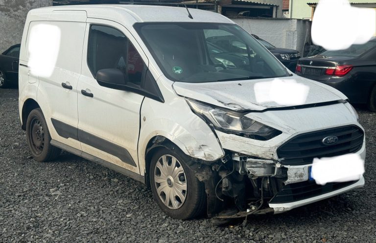 Kfz-Gutachter dokumentiert einen Unfallschaden vor Ort